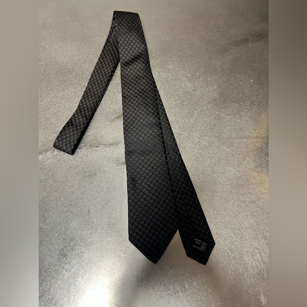 Gucci
GG pattern silk tie with box